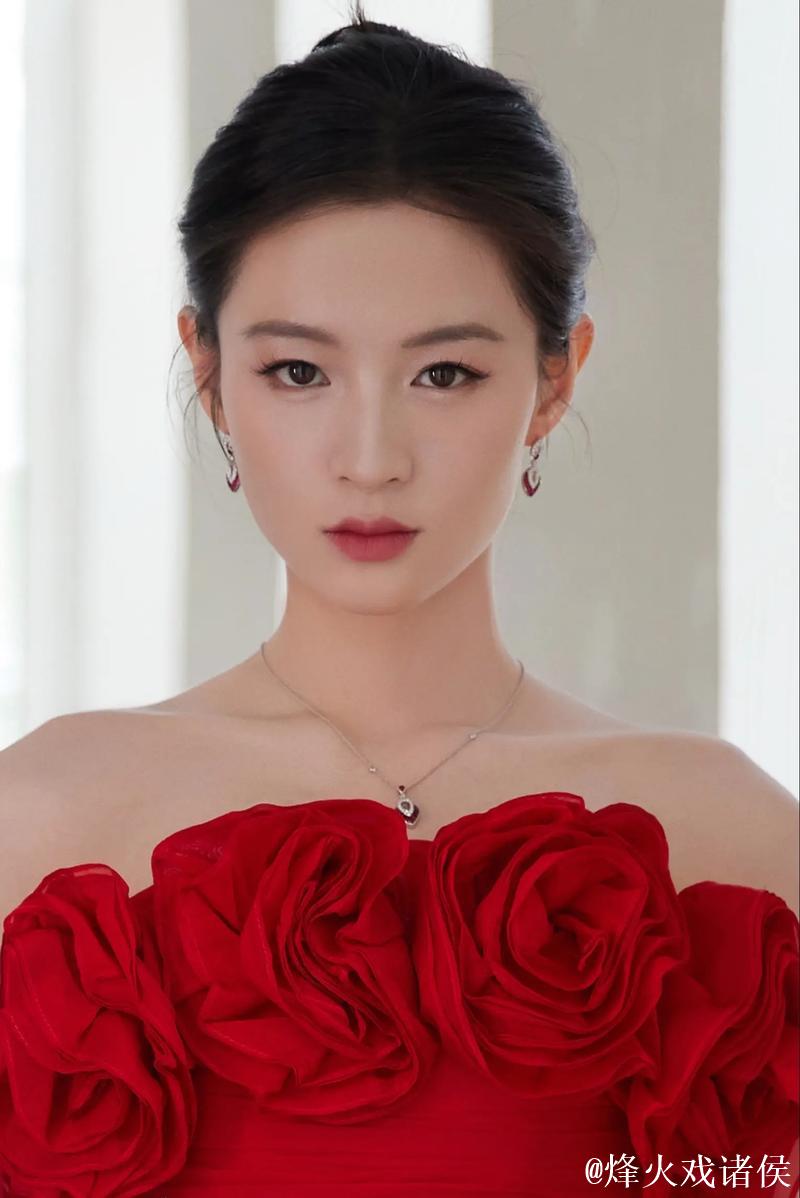 李嘉鑫现身大眼杯表彰小会造型吸睛